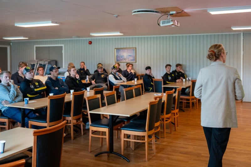 Marthe står å foreleser om sparing foran en gjeng med A-lagsspillere